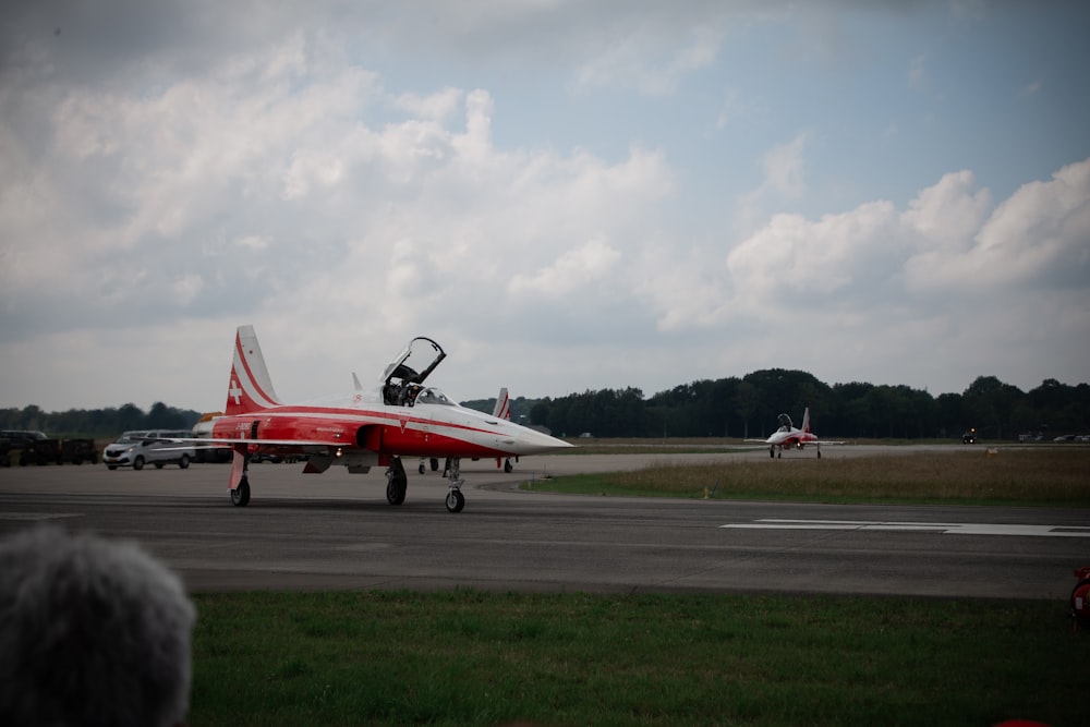 Avión a reacción rojo y blanco