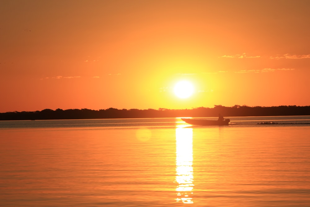 Boot auf ruhigem Gewässer während der goldenen Stunde