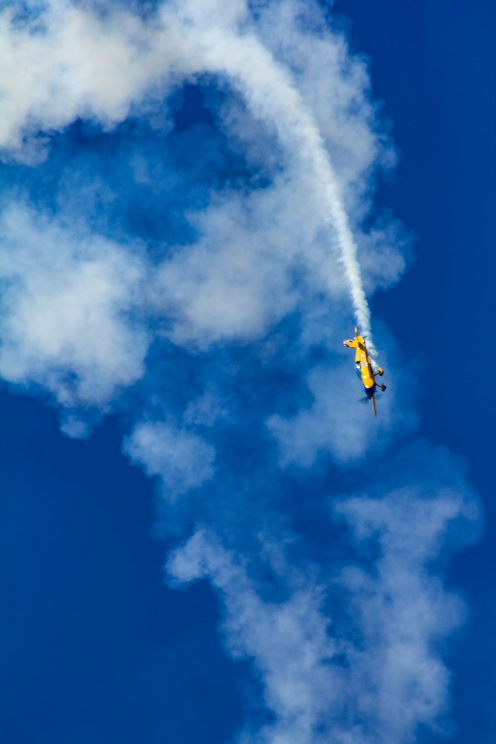 Avión amarillo en espectáculo aéreo