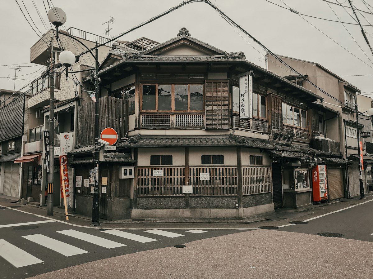 人通りのない住宅街の角に建つ茶色い外壁の建物