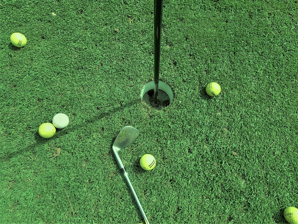 sei palline da golf vicino alla buca e una mazza da golf