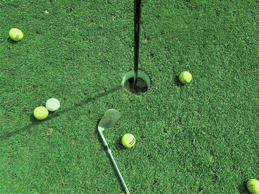 Mini golf deliği, toplar ve golf sopası