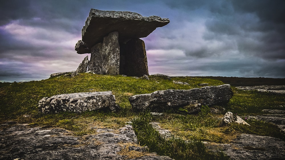 estrutura de pedra no campo verde