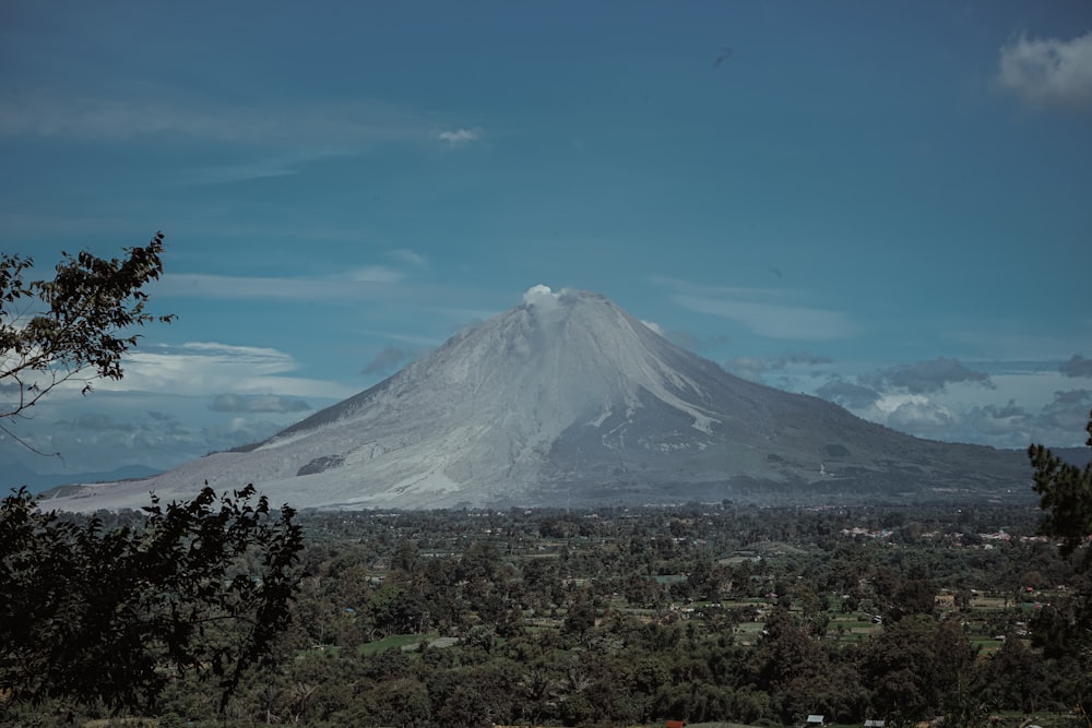 mountain during daytime