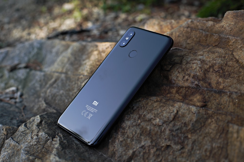 schwarzes Xiaomi Android-Smartphone auf Fels