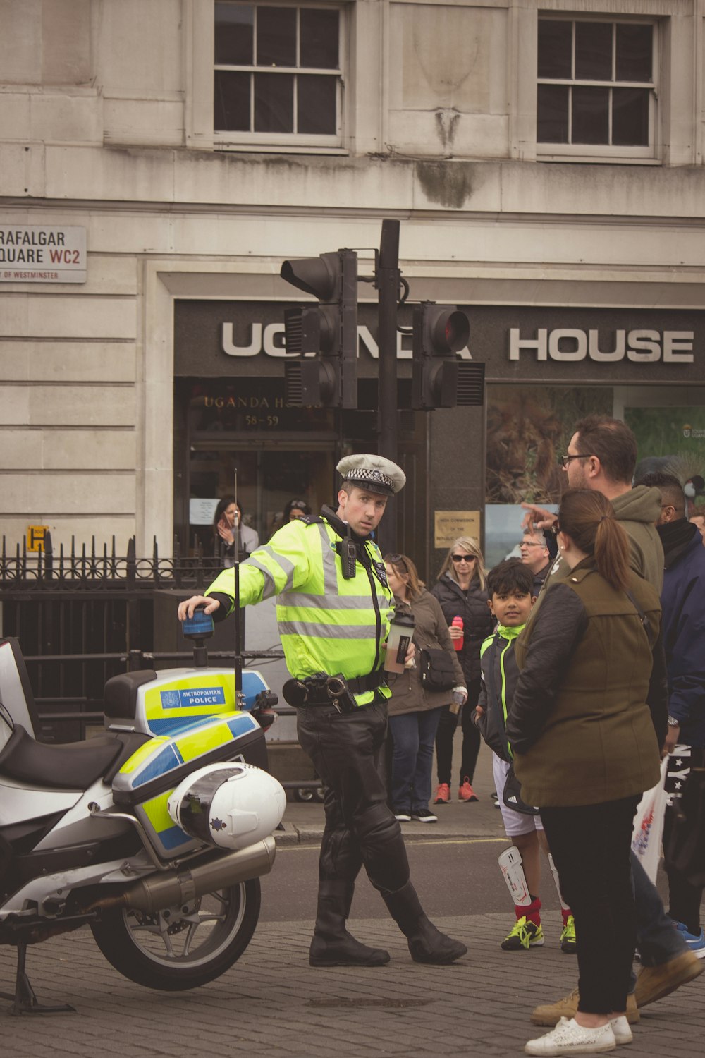 policeman standing outdoor near the building during daytime