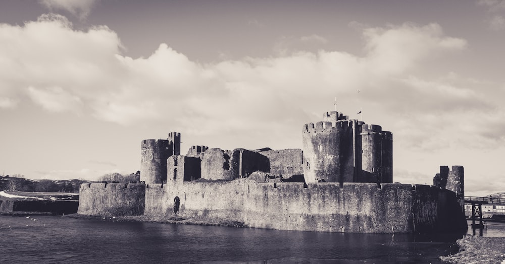 Fotografía en escala de grises del castillo