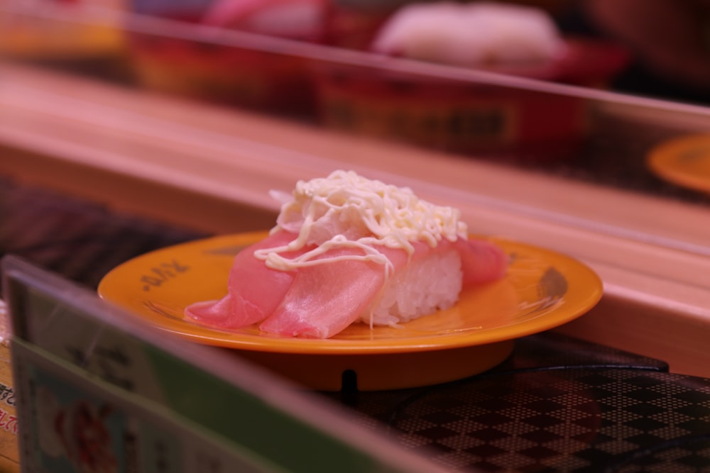 Comida no prato de cerâmica laranja