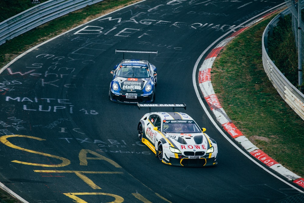 Dos coches en marcha en la pista de carreras