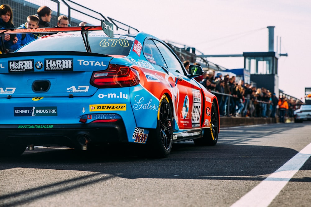 voiture de rallye rouge et bleue