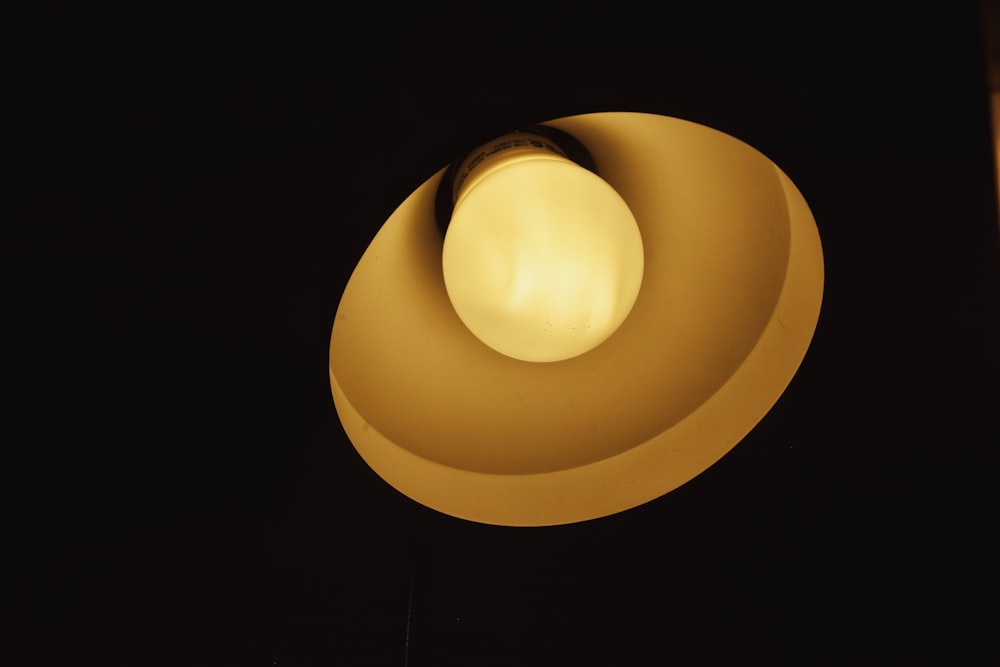 lampadina LED bianca illuminata