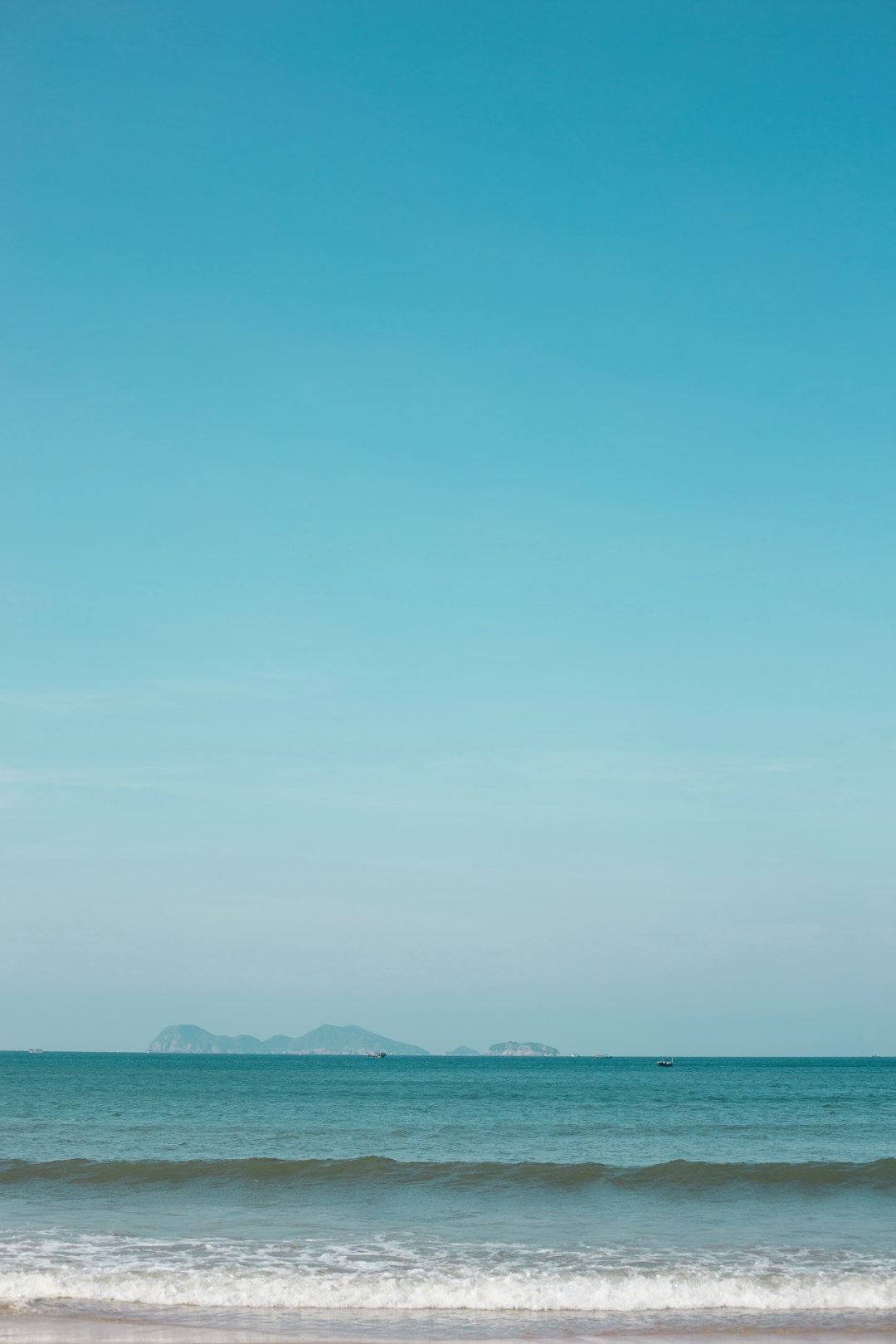 blue calm sea during daytime