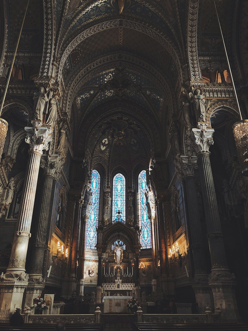 Vue de l’intérieur de l’église sans personne