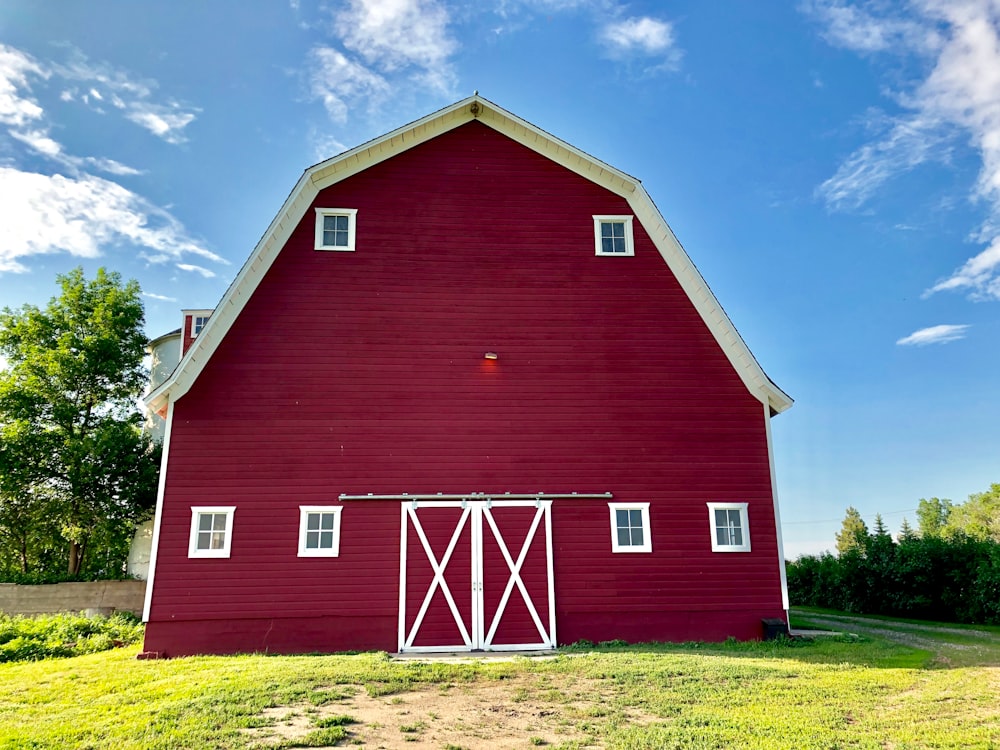 red barn during daytime