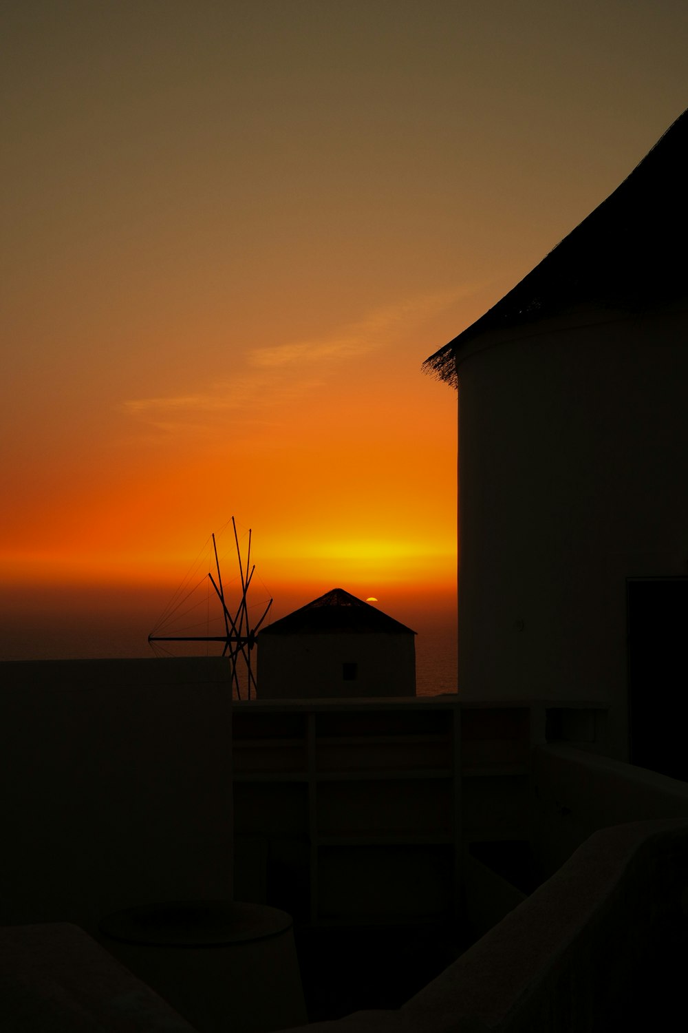 silhouette de maison pendant l’heure dorée