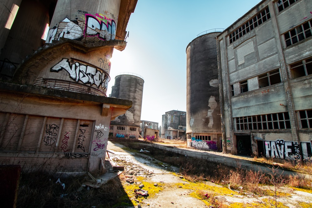 vacant road near a building during daytime