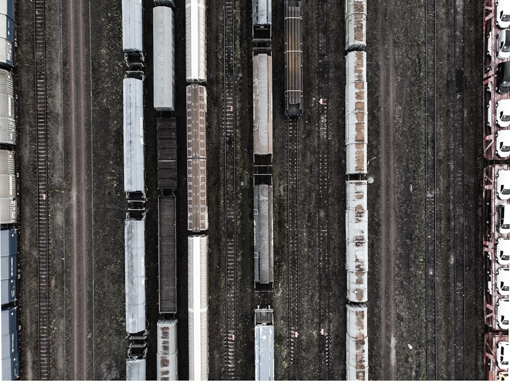 Draufsicht auf Züge auf Schienen