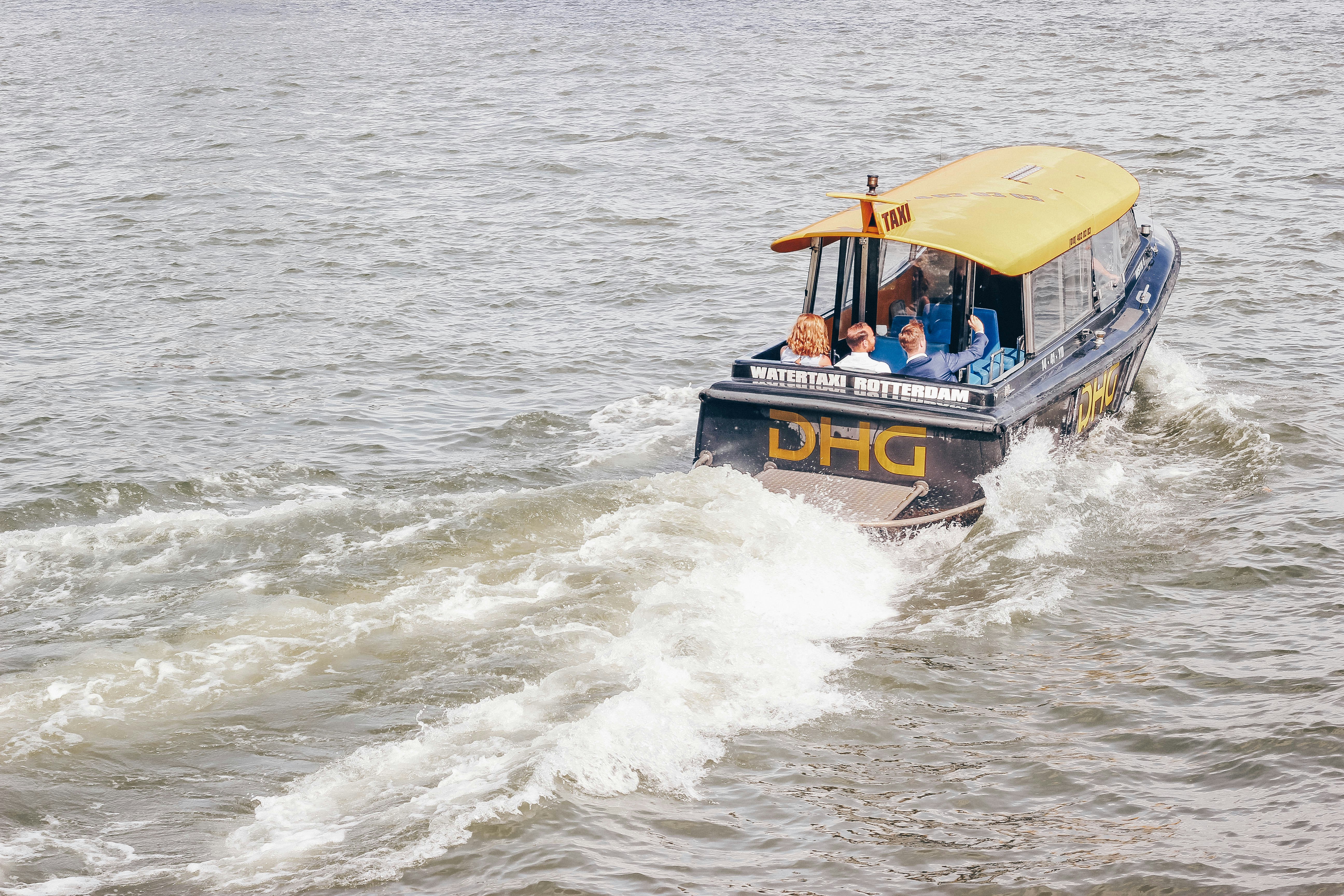 blaues und gelbes Schnellboot auf Gewässer