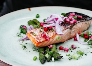 fish with onions and asparagus