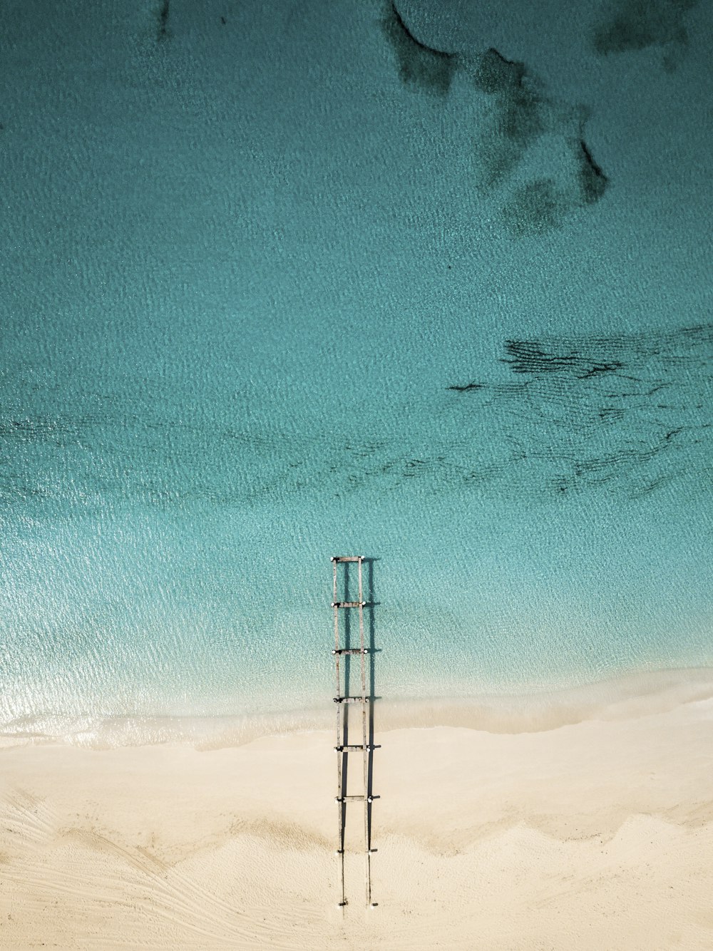 Marco marrón en la orilla del mar durante el día