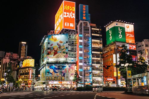 夜の上野の街並み