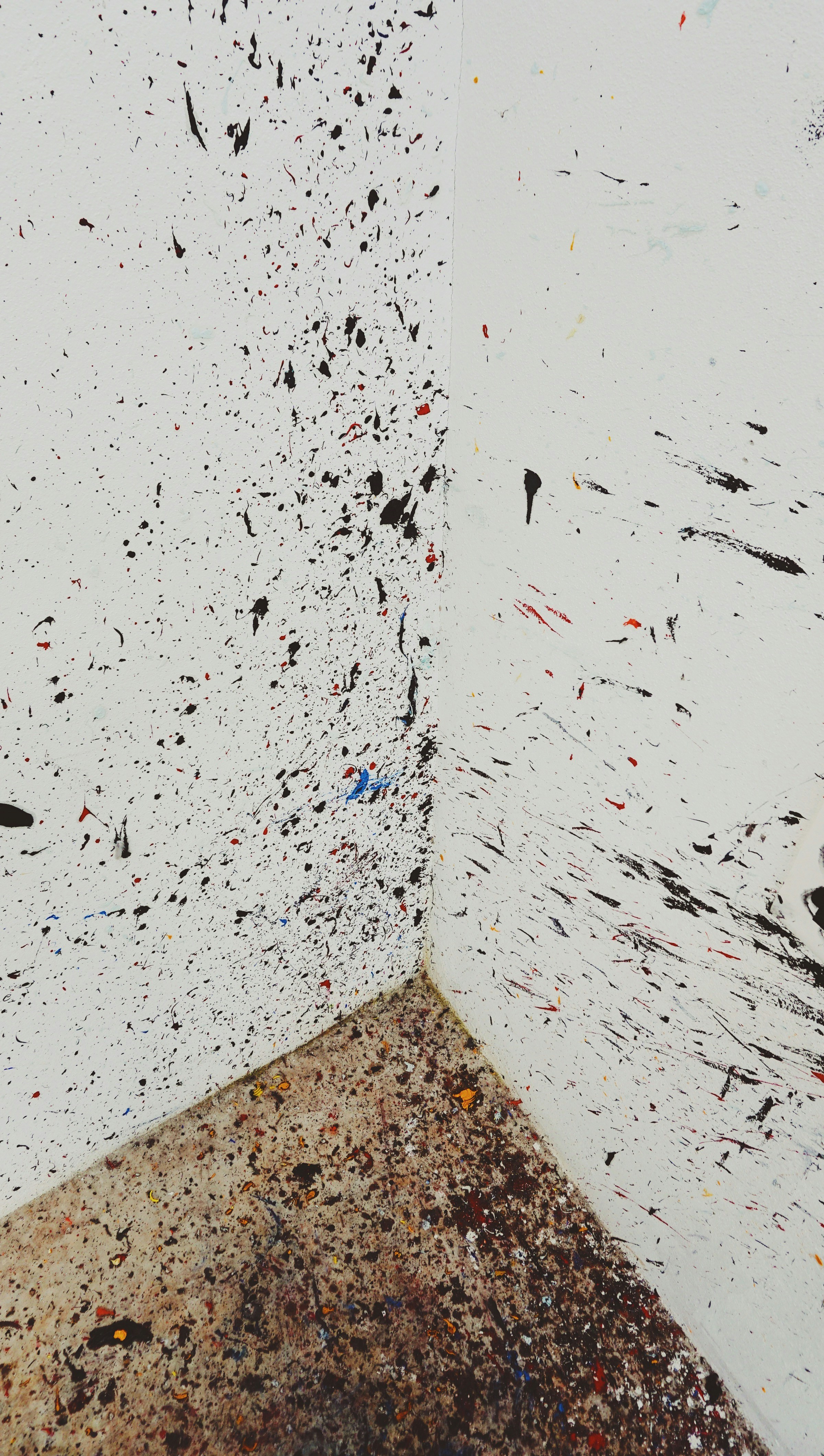 床に汚れが多い部屋の一角