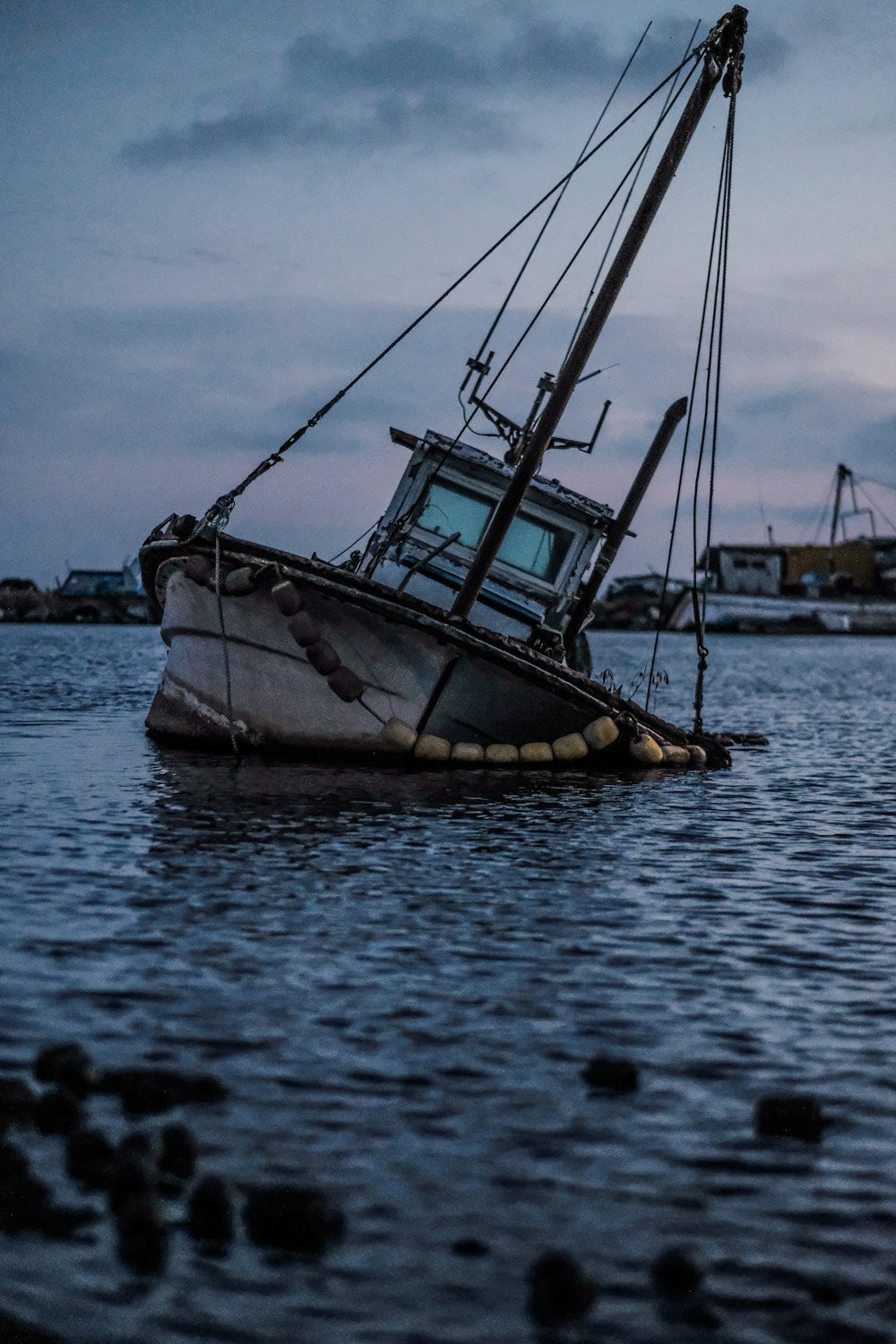 barca a vela bianca