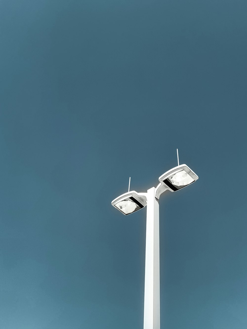 white 2-light lamppost during day