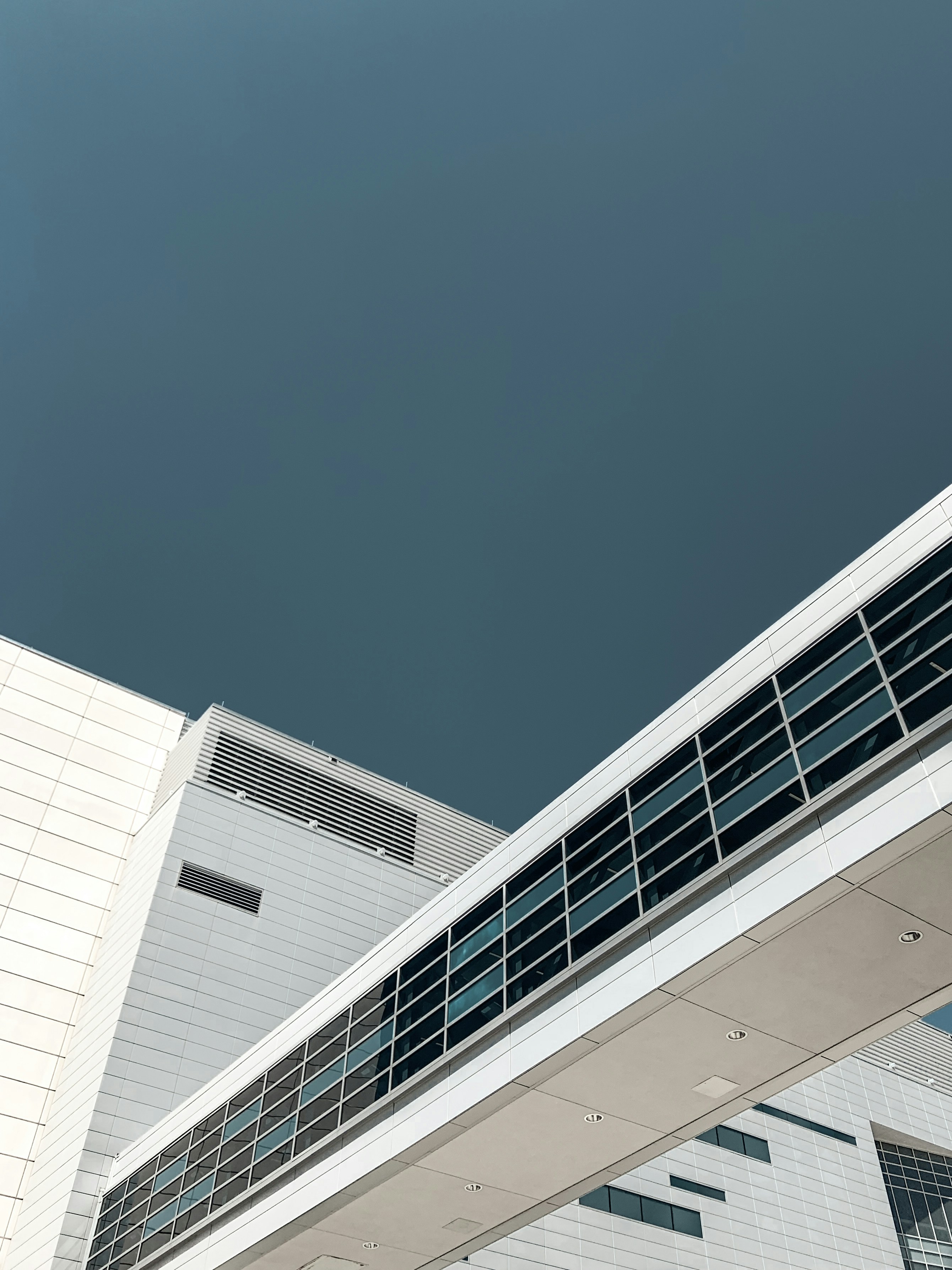 האם פאנלים סולאריים עובדים בגשם? 3 טיפים