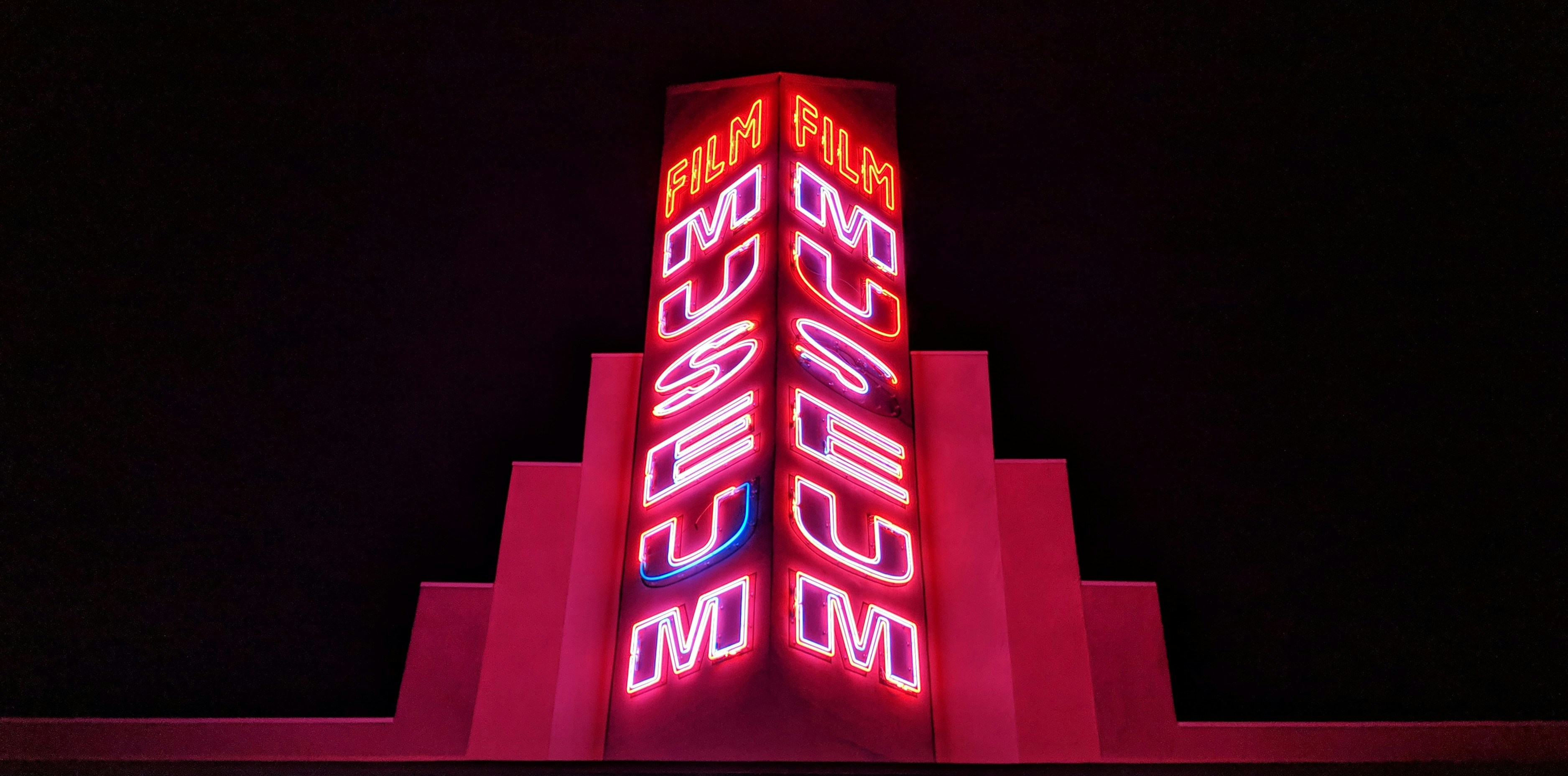 letreros de neón rosas del Museo del Cine