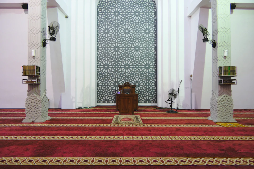 Mihrab dan mimbar masjid dengan karpet merah