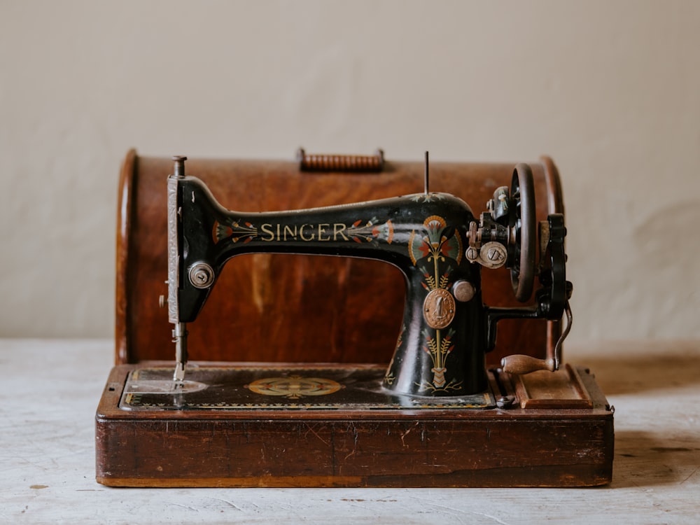 black singer sewing machine with lid