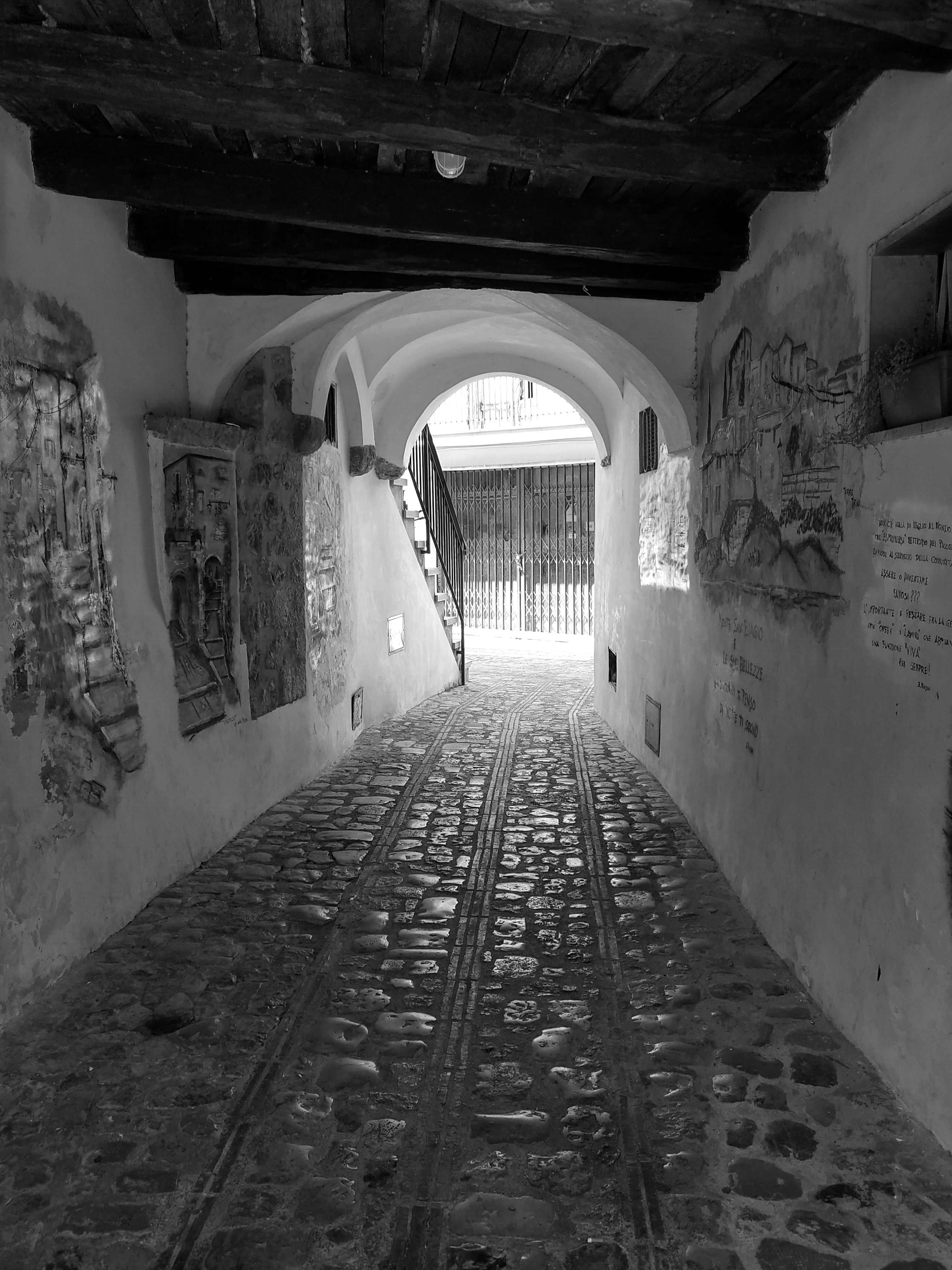 foto lorong skala abu-abu