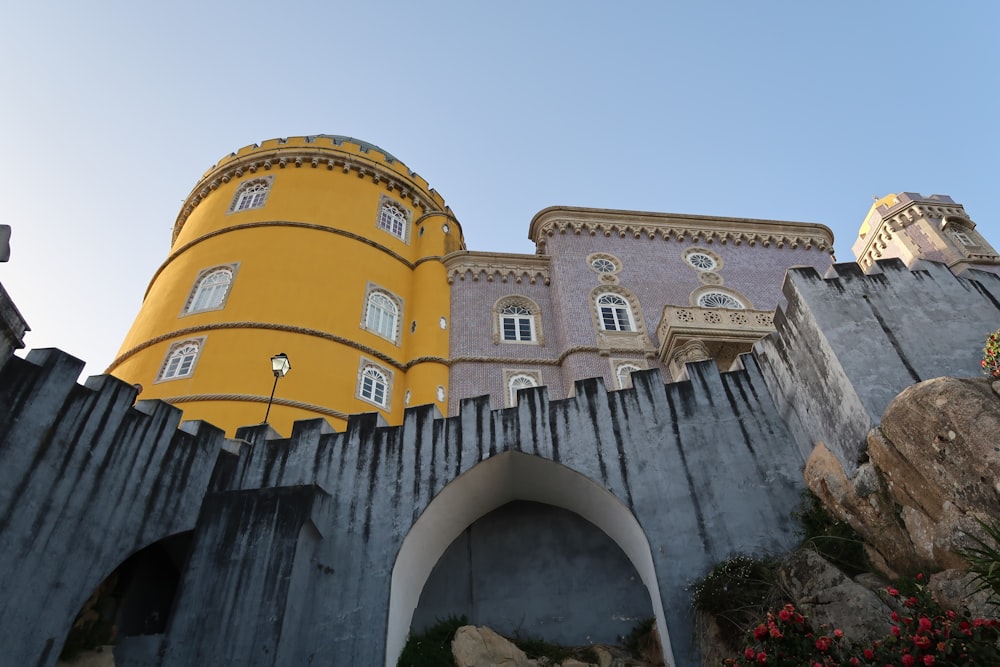 Fotografía de ángulo bajo del castillo marrón y amarillo