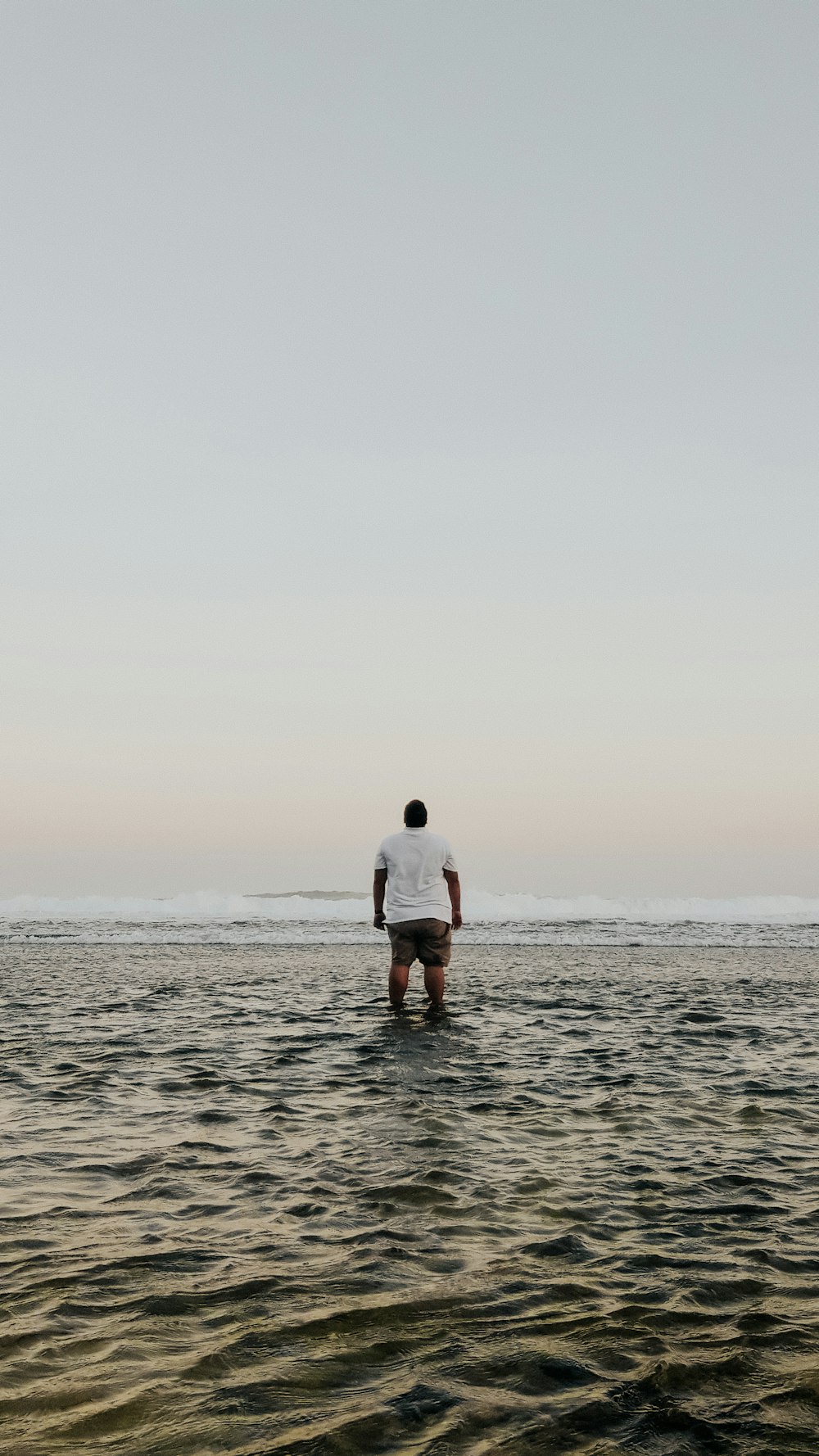 Hombre de pie en el mar durante el día