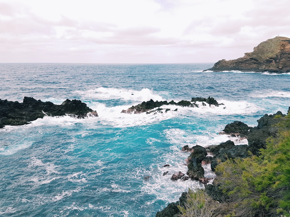 ocean waves crushes on rocks