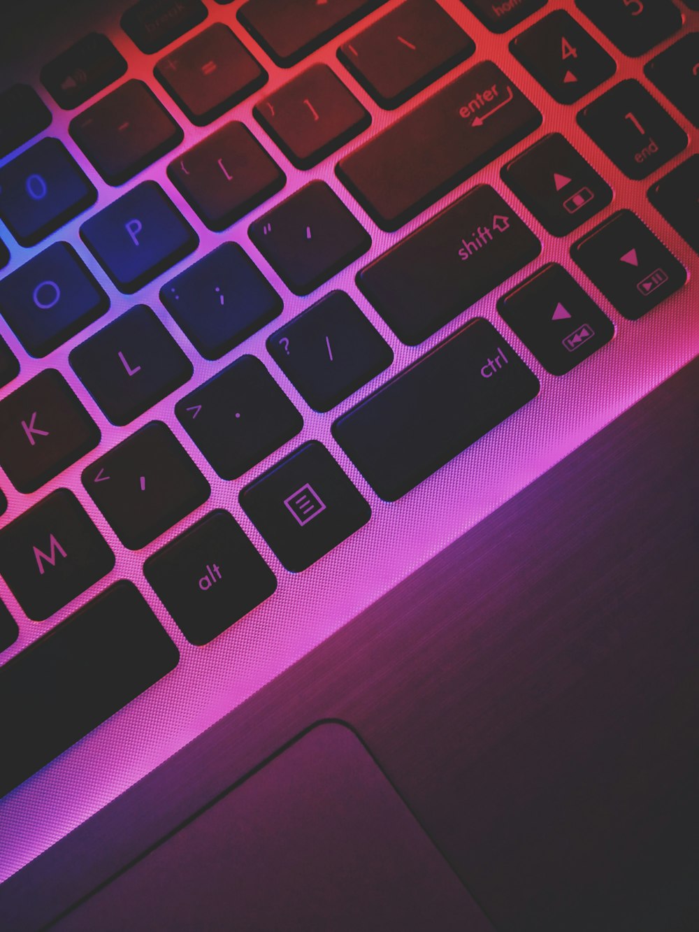 黒のノートパソコンのキーボードの写真 Unsplashで見つける紫のの無料写真