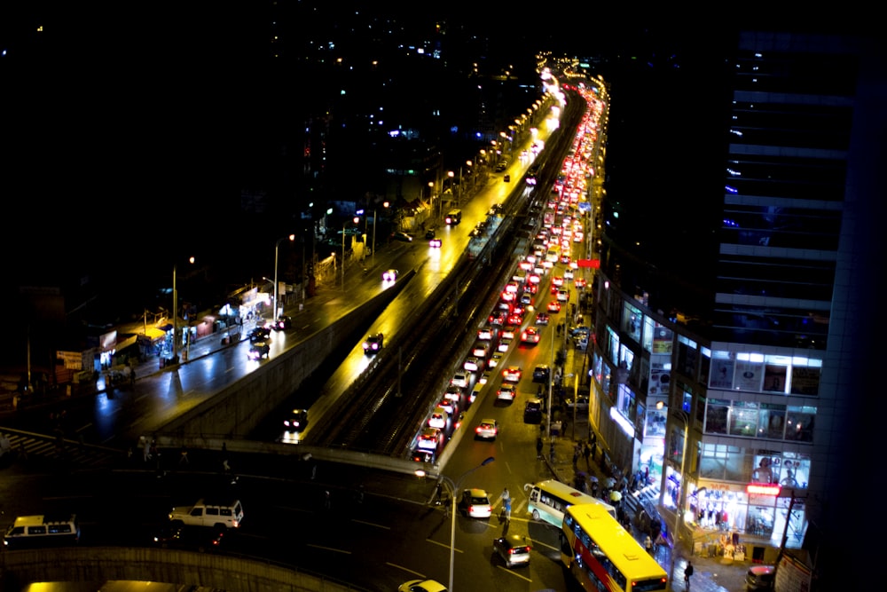 Fahrzeuge auf der Straße in der Nähe von Gebäuden