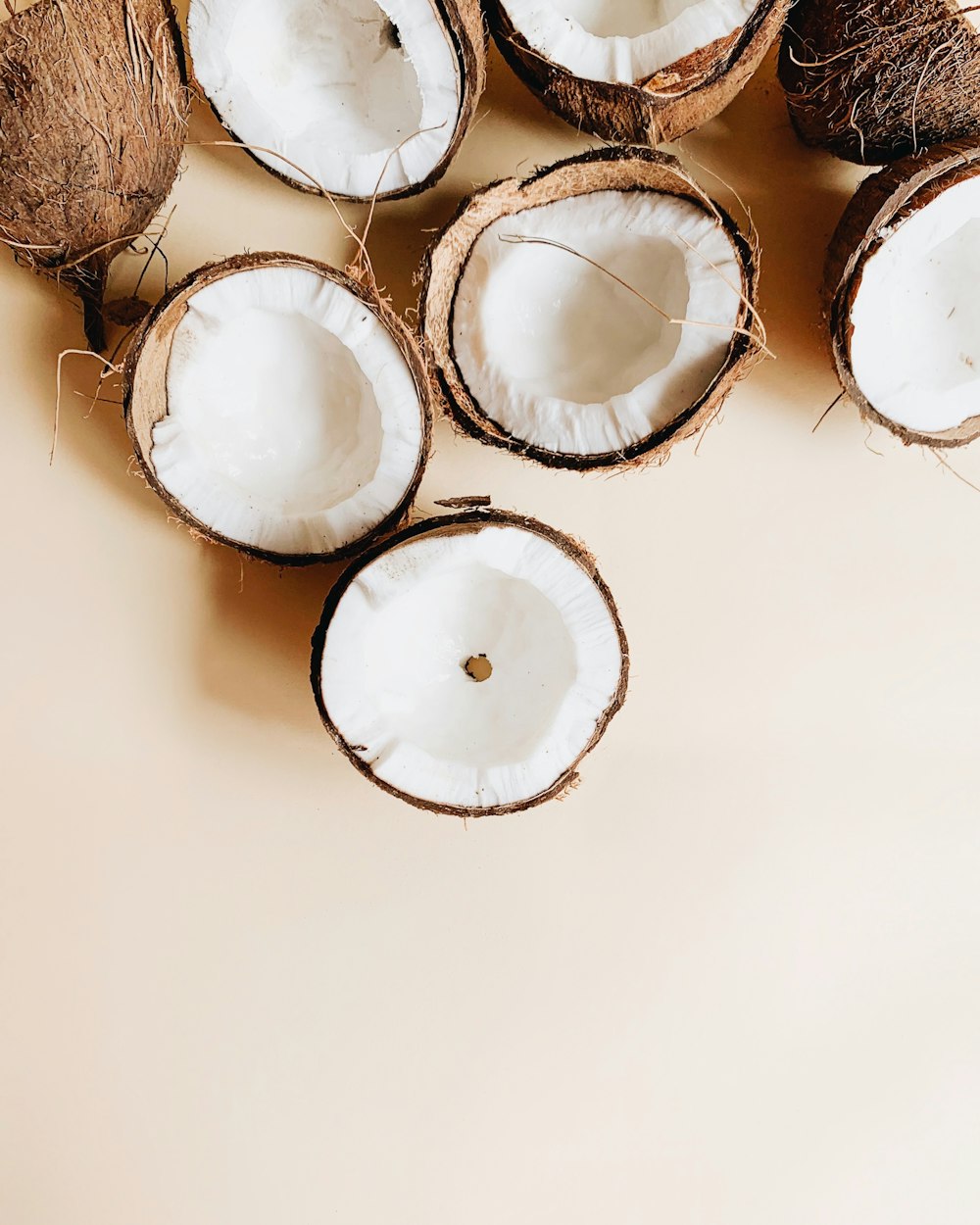 noci di cocco su superficie bianca