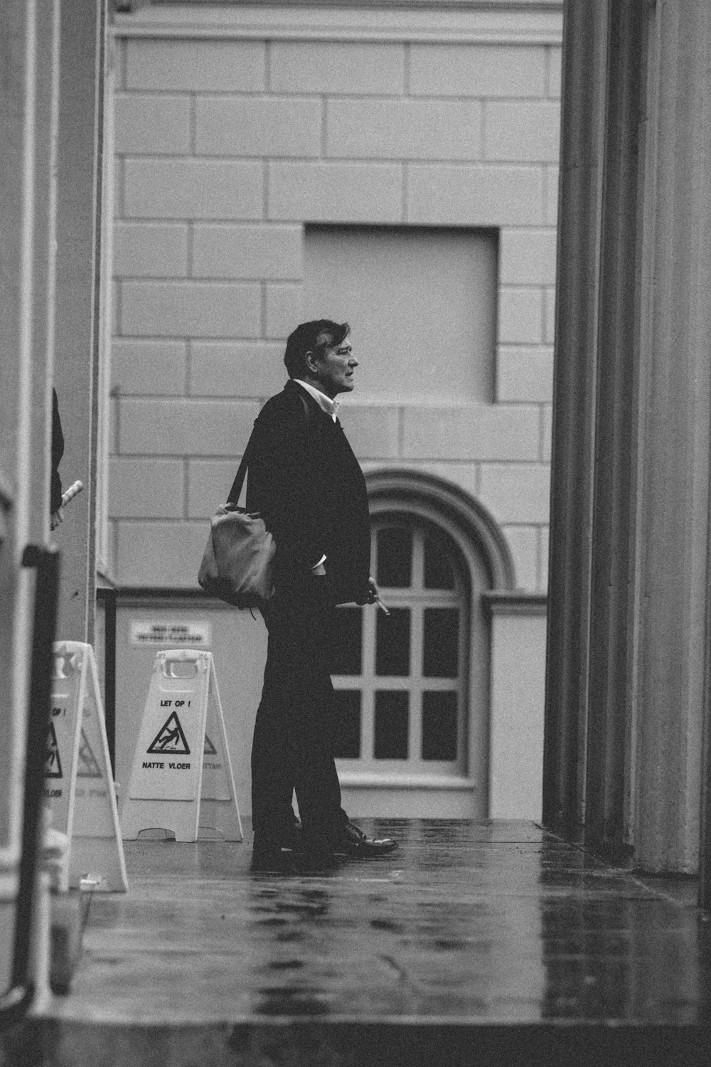 Fotografía en escala de grises de un hombre con traje