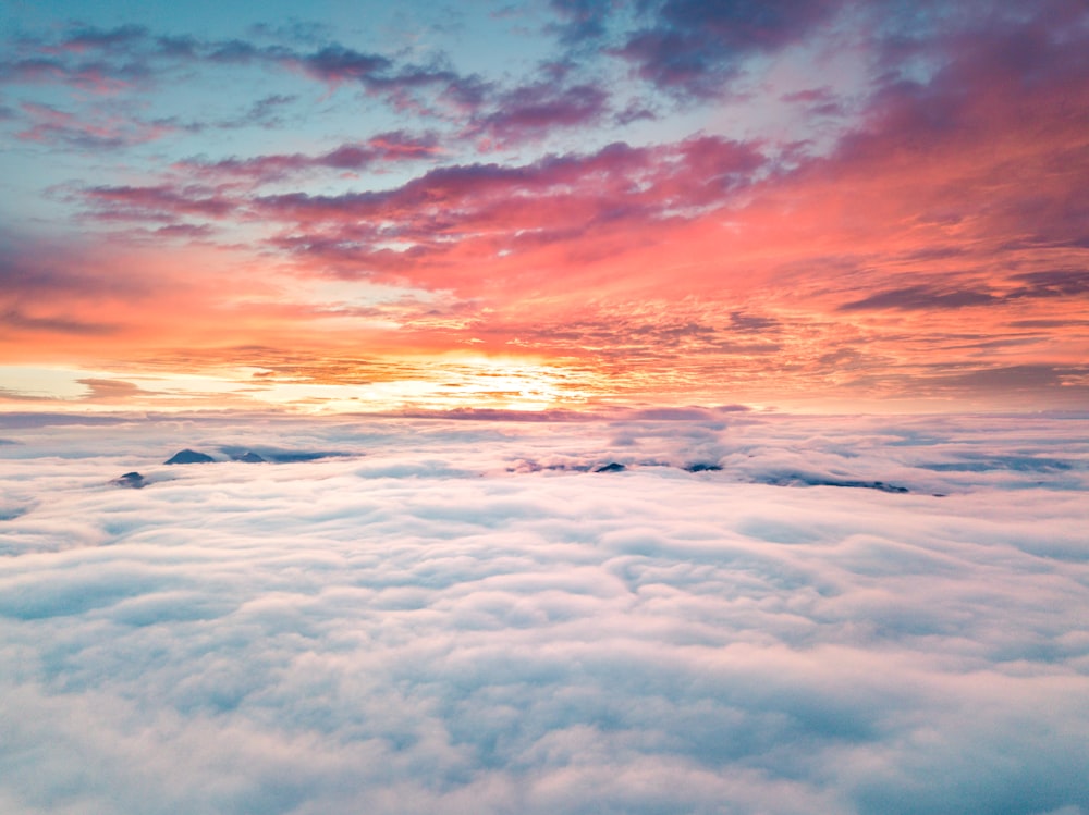 foto di un tramonto sopra le nuvole