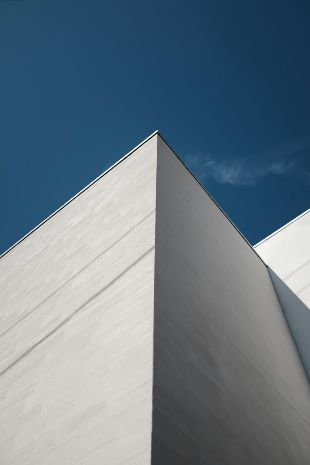 Un edificio bianco con un cielo blu sullo sfondo