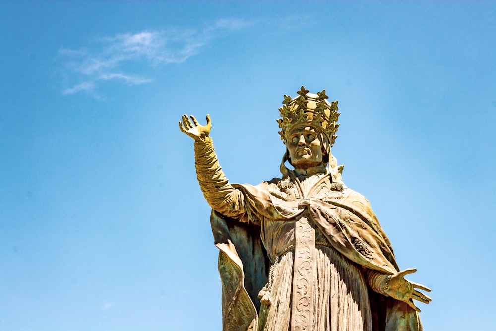 uomo con statua della corona