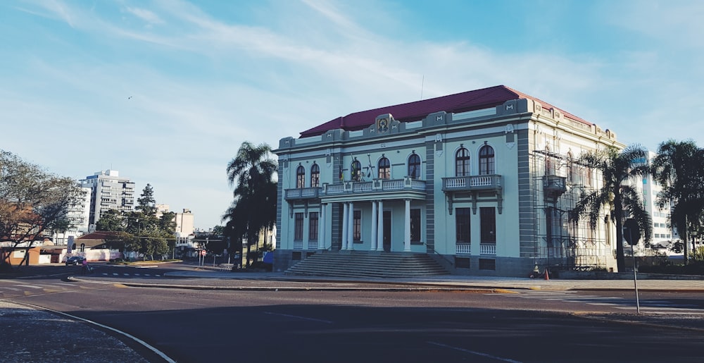 Gebäude aus weißem und grauem Beton