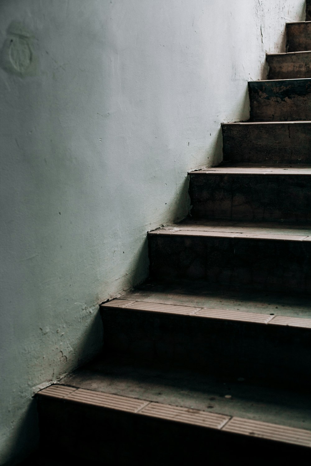 Leere Treppe in der Nähe einer grauen Wand Nahaufnahme
