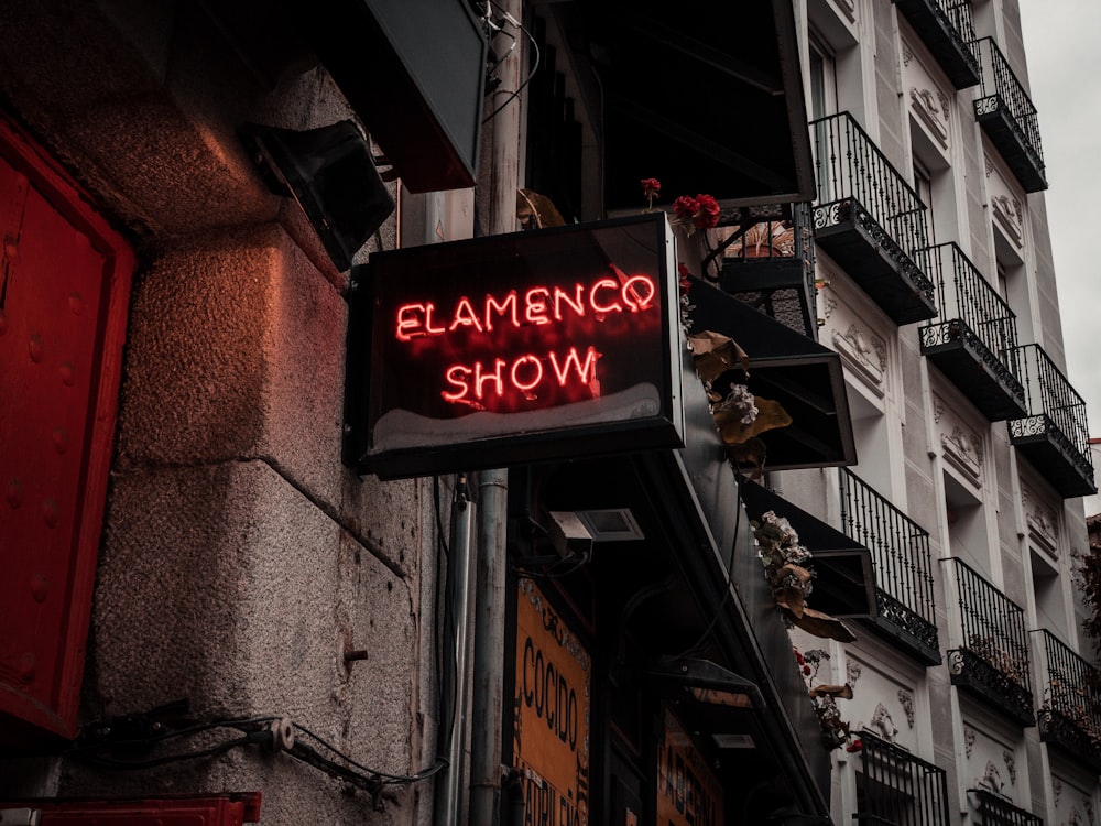 Sinalização preta e vermelha em um edifício durante a fotografia de close-up diurna