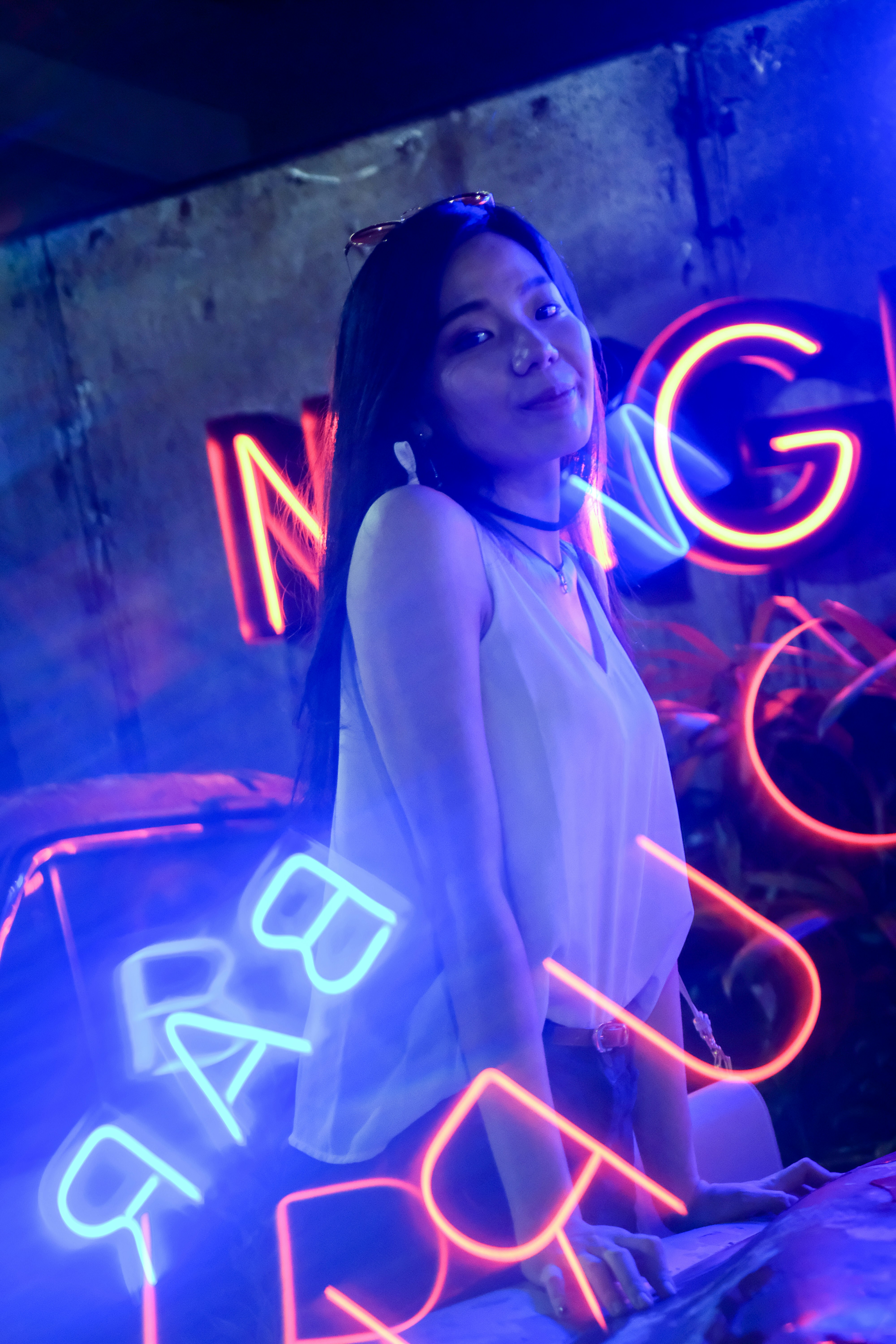 wanita dengan atasan tanpa lengan putih