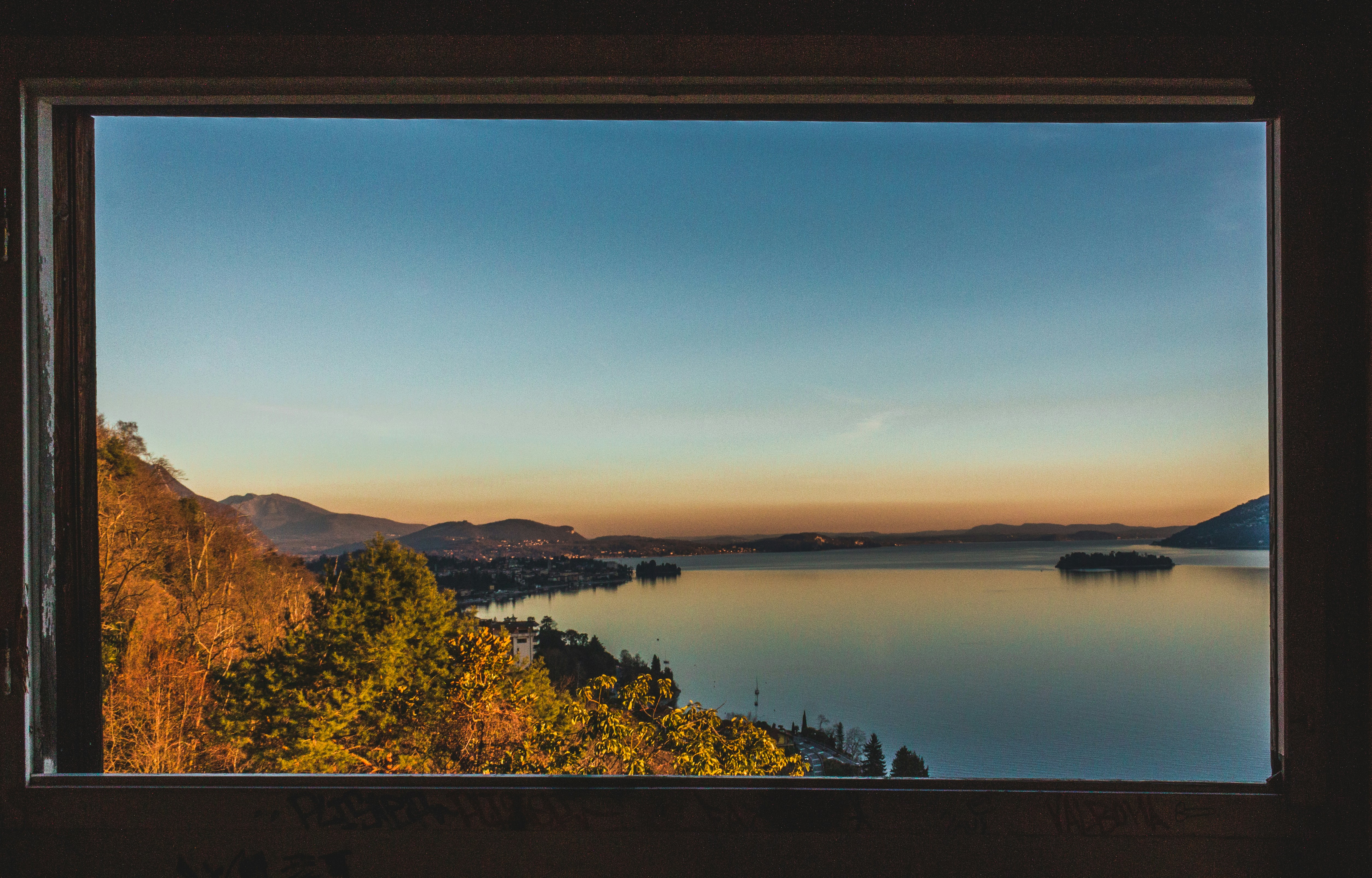 Specchio d'acqua vicino alla montagna