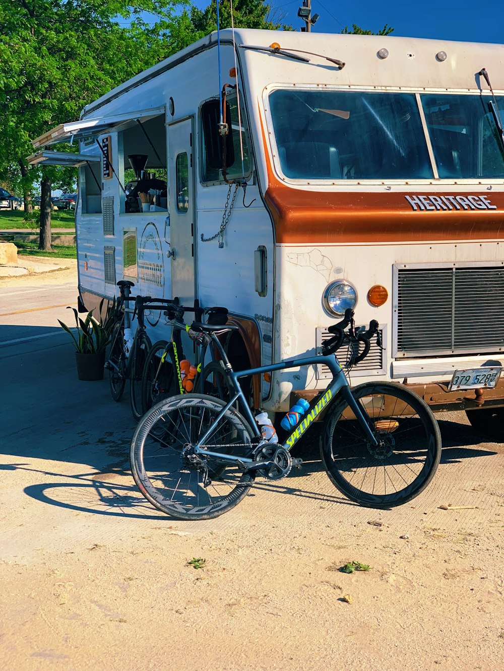 bicicleta azul perto da tela do trailer do RV