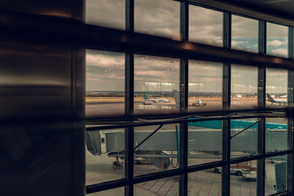 Fenêtre en verre de l’aéroport